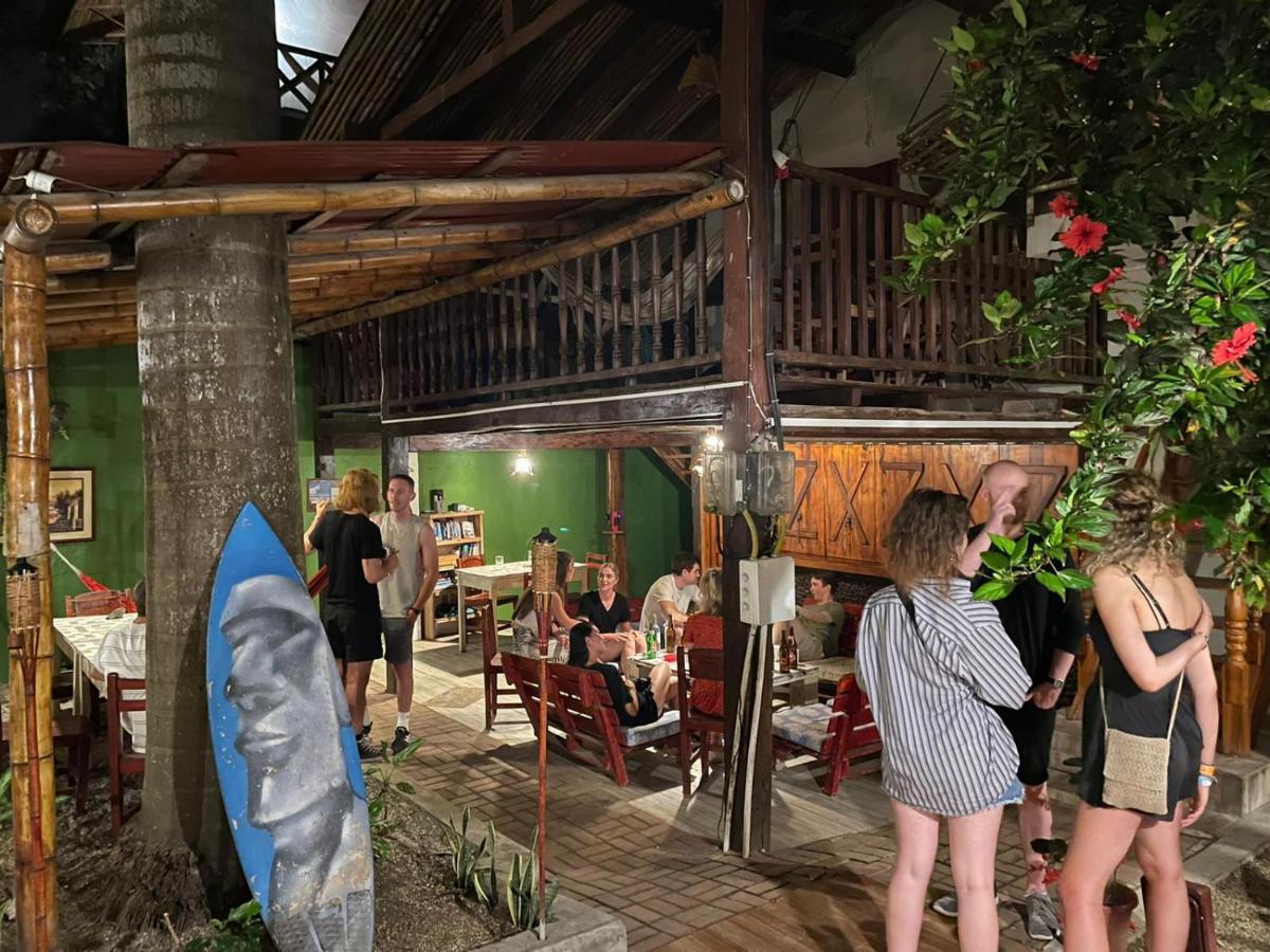 Hostal Moai Montañita Eksteriør bilde